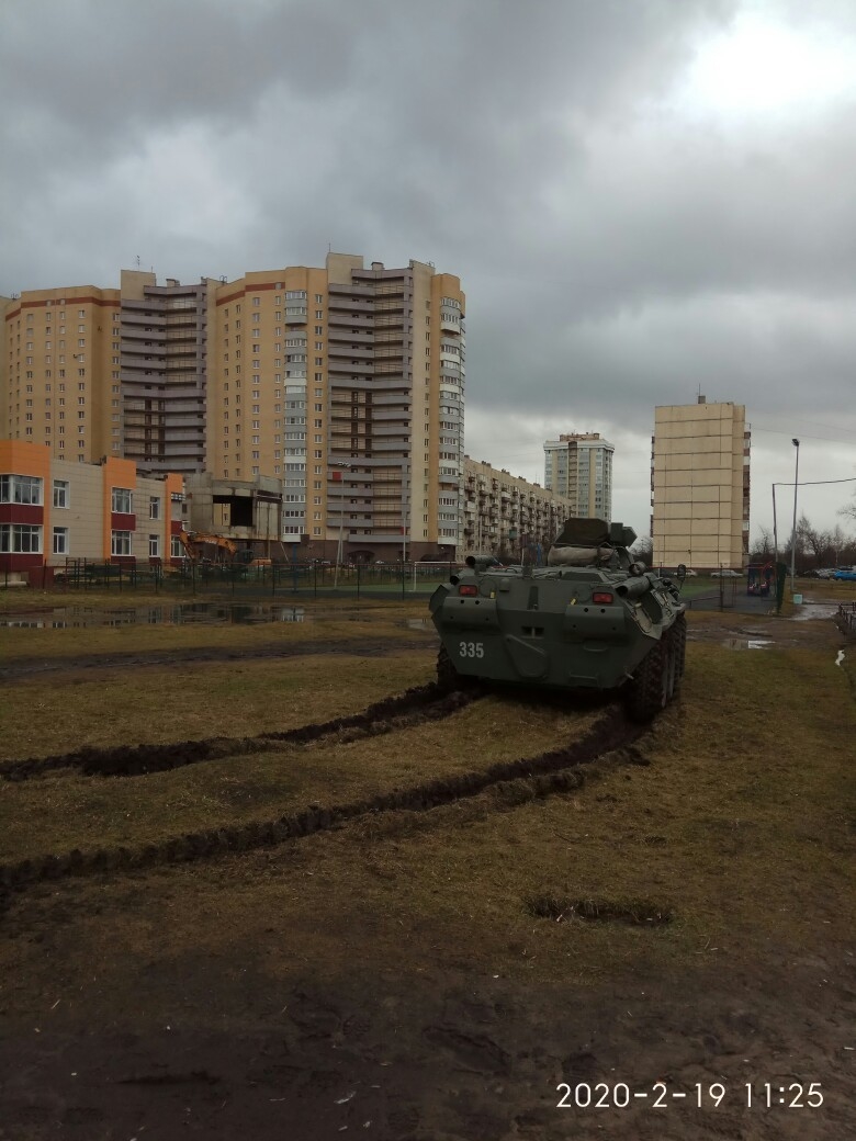 Во дворе домов в Невском районе Петербурга заметили БТР: фото | 19.02.2020  | Санкт-Петербург - БезФормата