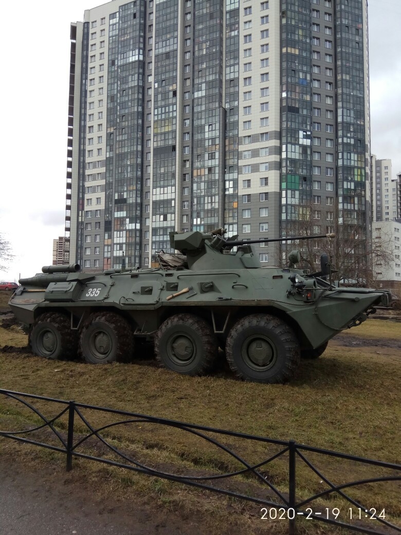 Во дворе домов в Невском районе Петербурга заметили БТР: фото | 19.02.2020  | Санкт-Петербург - БезФормата