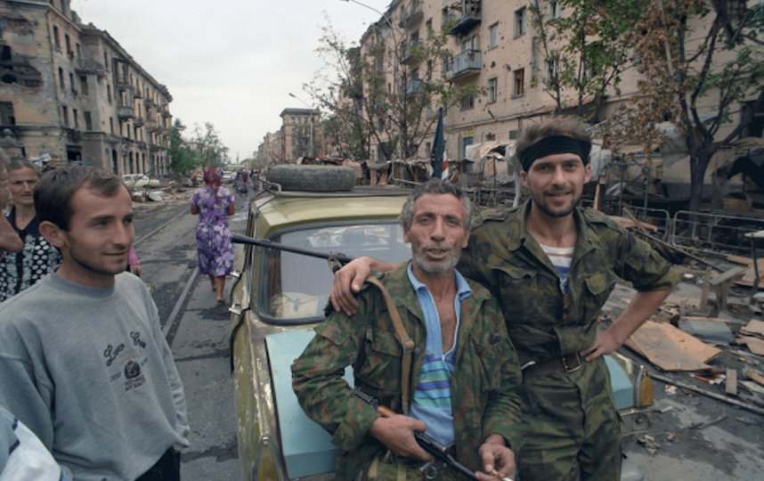 Чеченский конфликт 1994-1996 годов. Представители чеченских вооруженных формирований и жители Грозного. Фото РИА Новости