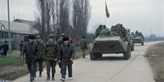 Чеченский конфликт 1994-1996 годов. Солдаты Федеральных войск Министерства обороны РФ в одном из поселков Чеченской Республики. Чеченский конфликт 1994-1996 годов. Солдаты Федеральных войск Министерства обороны РФ в одном из поселков Чеченской Республики.