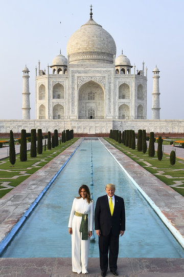 Дональд и Мелания Трамп посетили мавзолей-мечеть Тадж-Махал. Фото AFP