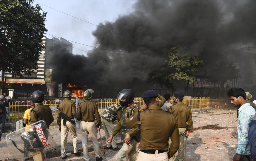 90 человек пострадали во время беспорядков в Нью-Дели. Фото AFP