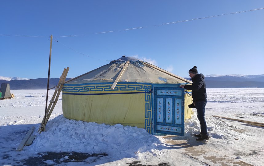 Рыбалка на Байкале проходит в юрте, где в центре установлена печка-буржуйка. Фото Дмитрий Роговицкий