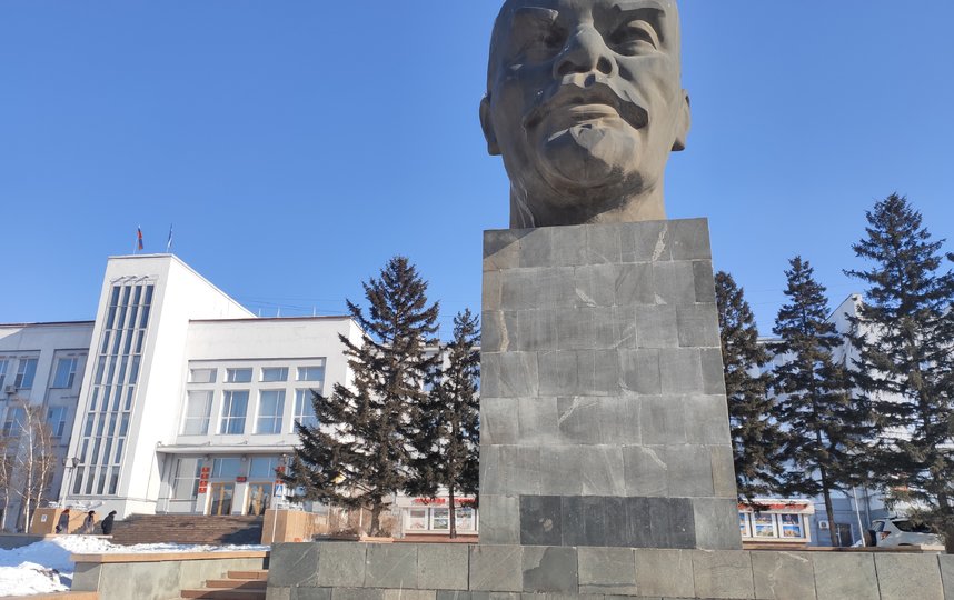 Голова Ильича возвышается на 7,7 метра, и это не считая постамента. Фото Дмитрий Роговицкий