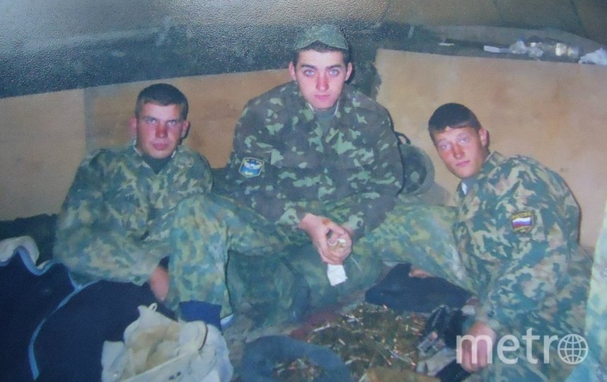 Александр Левин-Лейн (крайний слева) с однополчанами. 2000 год, Чечня. Фото из архива Александра Левина-Лейна, "Metro"