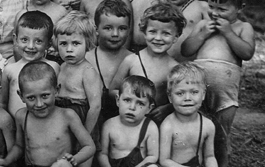 Дмитрию Достоевскому 4 года. На фото - справа в нижнем ряду. Фото из личного архива семьи Достоевских, "Metro"