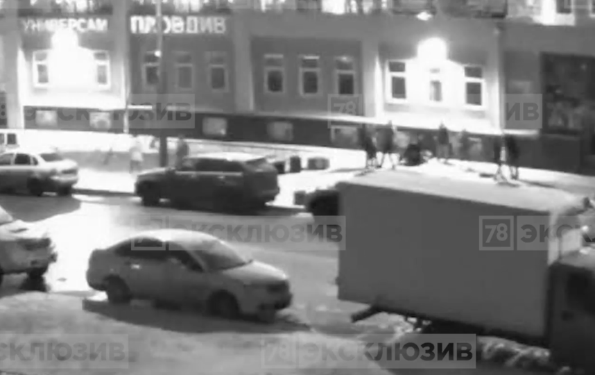 Причиной массовой драки в Петербурге стал конфликт между девушками. Фото скриншот www.78.ru