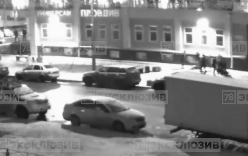Причиной массовой драки в Петербурге стал конфликт между девушками. Фото скриншот www.78.ru