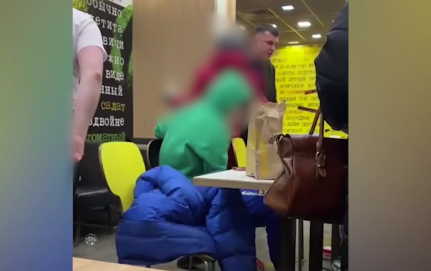 В мурманском кафе мужчина очень жестко обошелся с подростками, которые громко смеялись и матерились. Фото Все - скриншот YouTube