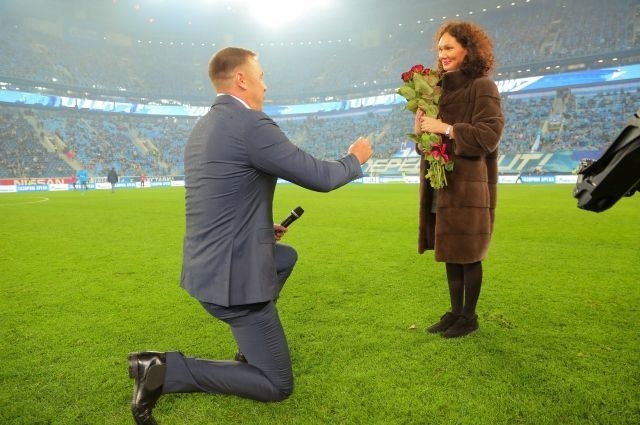 В Петербурге мужчина сделал предложение руки и сердца во время футбольного матча. Фото PR-служба ТНТ