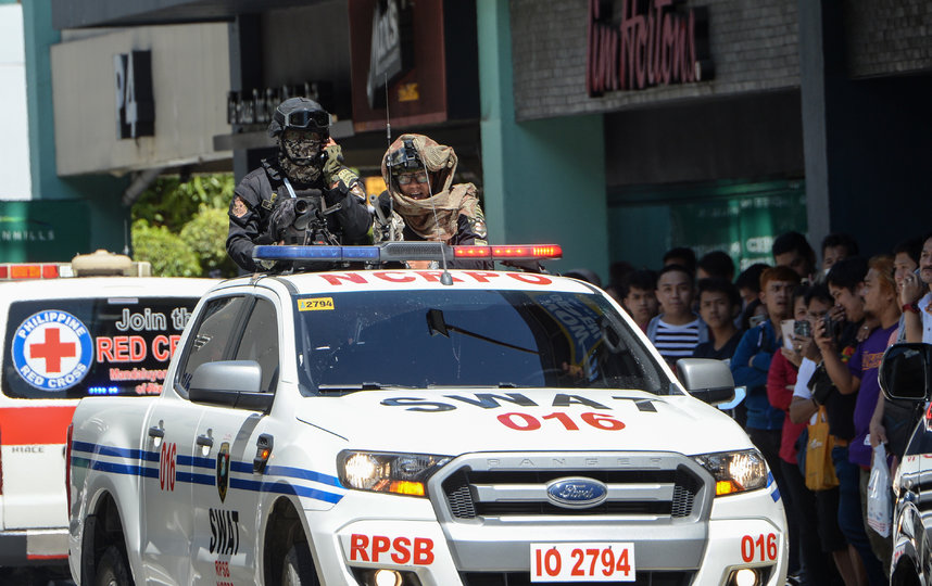 На Филиппинах вооружённый мужчина взял в заложники около 30 человек. Фото AFP