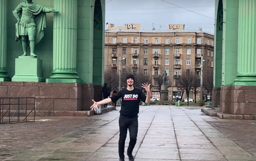 Под Нарвскими воротами в Петербурге блогер станцевал лезгинку. Фото Все - скриншот YouTube