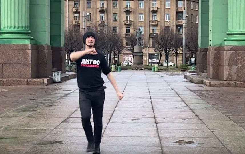 Под Нарвскими воротами в Петербурге блогер станцевал лезгинку. Фото Все - скриншот YouTube