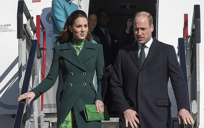 Королевская пара прибыла в Ирландию на коммерческом рейсе. Фото AFP
