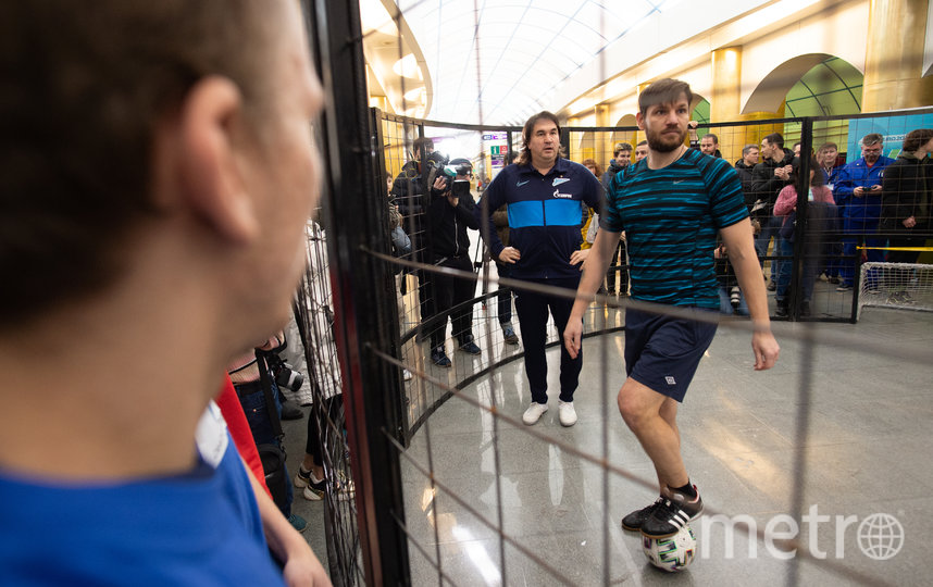 До старта чемпионата Европы осталось 100 дней - в петербургском метрополитене отметили дату необычной акцией. Фото Святослав Акимов, "Metro"