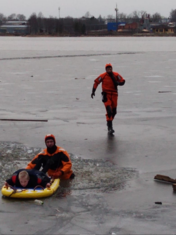 11-летний мальчик провалился под лед на заливе в Ладоге в Приозерске. Фото пресс-служба МЧС Ленобласти, "Metro"
