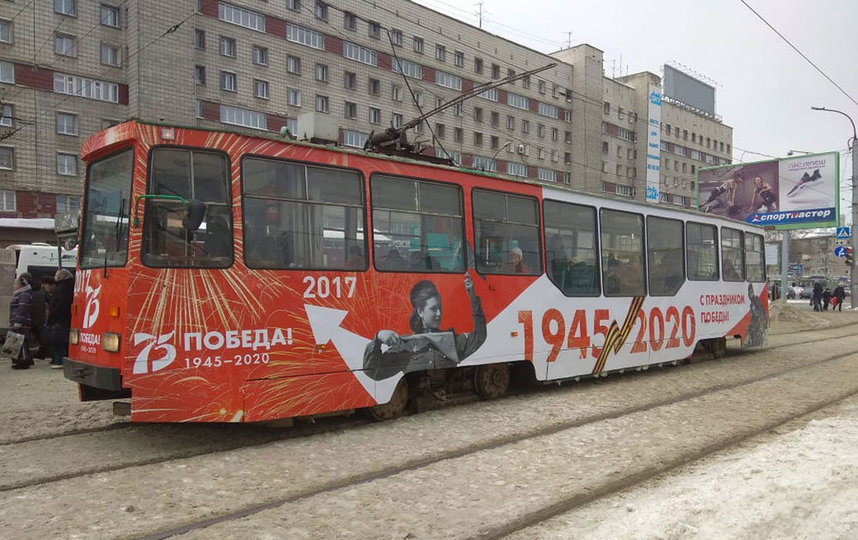 Оформление трамваев выполнено согласно стандартам фирменной стилистики празднования 75-й годовщины Победы в Великой Отечественной войне 1941-1945 годов. 