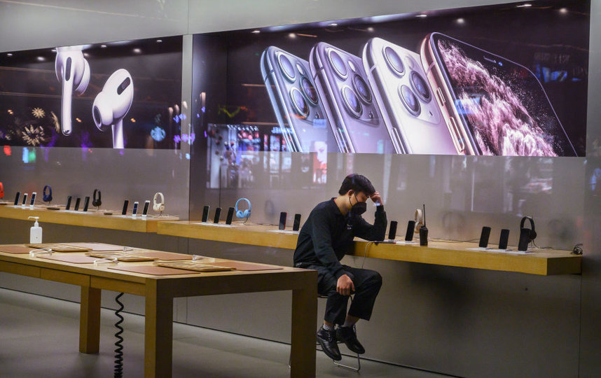 Компания Apple закрывает магазины по всему миру. Фото Getty