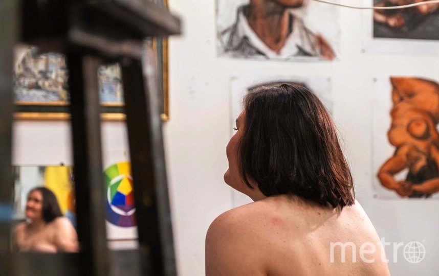  Станислава позирует на набросках в художественной студии на Васильевском острове. Фото Алёна Бобрович, "Metro"