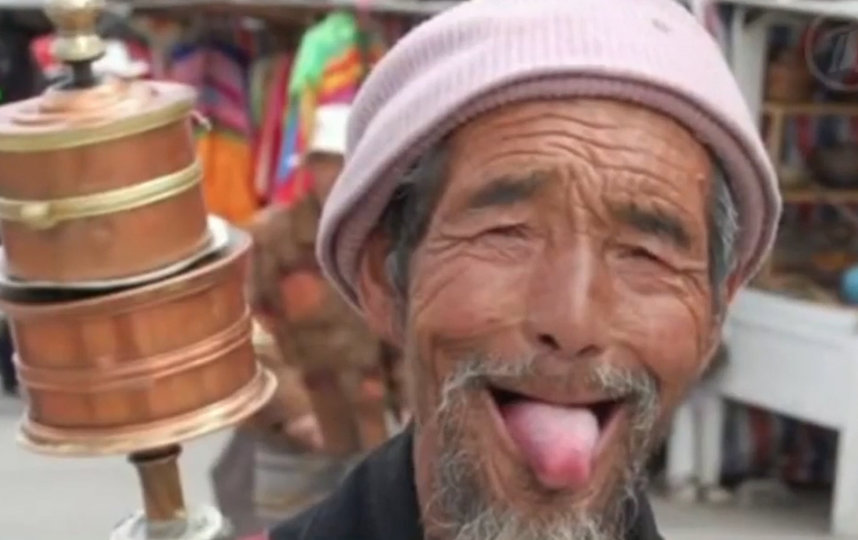 Можно показывать язык при встрече, как это делают тибетцы. Фото Скриншот Youtube