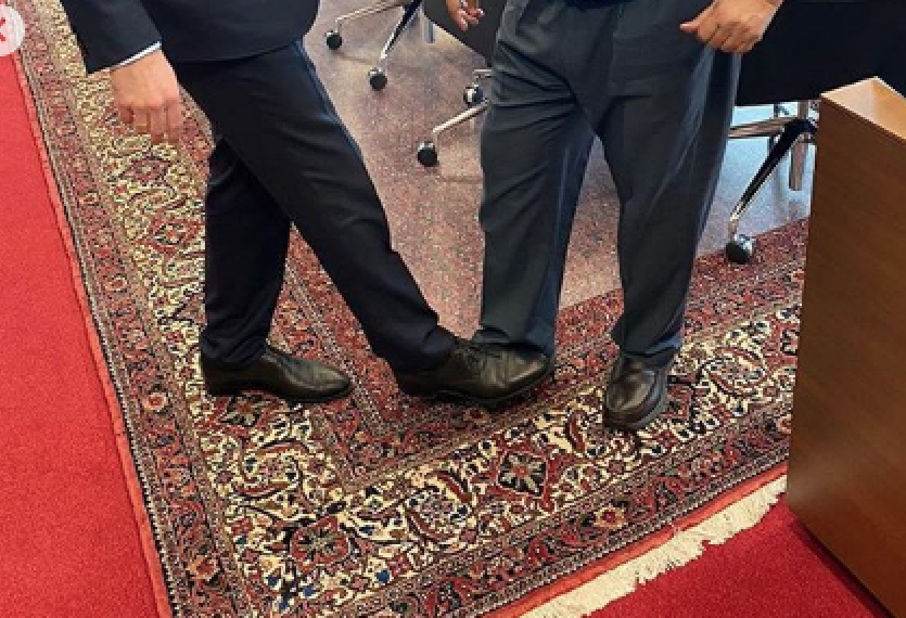 Александр Новак и Мохаммед Баркиндо попробовали ногопожатие. Фото Instagram @minenergogov