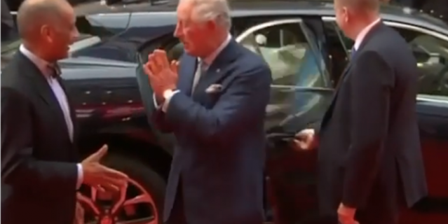 Принц Чарльз заменил традиционное рукопожатие на индуистское приветствие намасте.