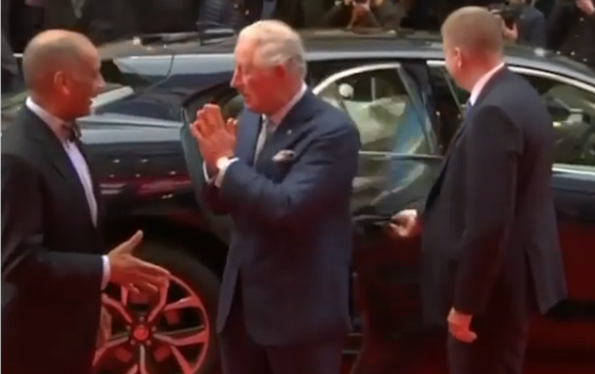 Принц Чарльз заменил традиционное рукопожатие на индуистское приветствие намасте. Фото Instagram @uk_royal
