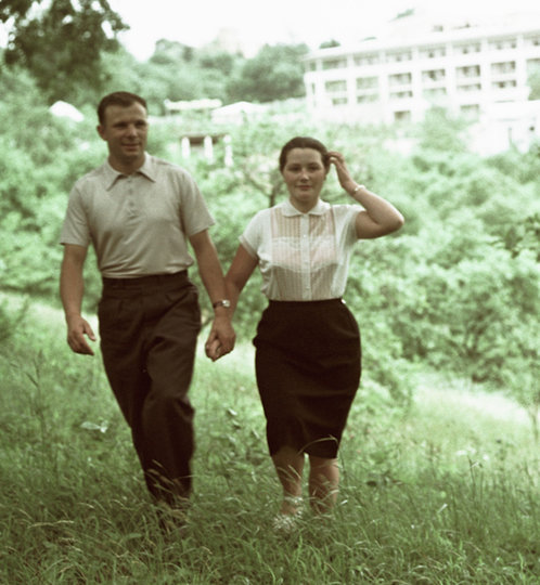 Первый в мире космонавт, Герой Советского Союза майор Юрий Гагарин (слева) с женой Валентиной (справа) на отдыхе. Фото РИА Новости