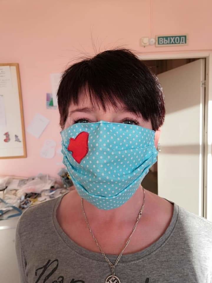 Психолог и музыкант Татьяна помогает шить маски. Фото НКО "Благое дело"