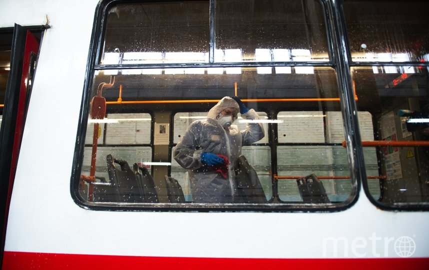 Так проводится дезинфекция трамваев в Петербурге. Фото Святослав Акимов, "Metro"
