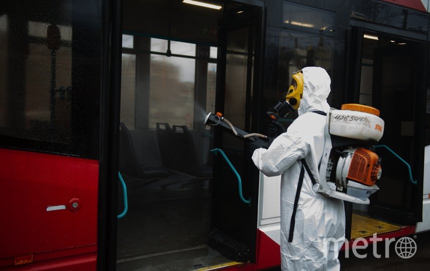 Так проводится дезинфекция трамваев в Петербурге. Генератор холодного тумана. Фото Святослав Акимов, "Metro"