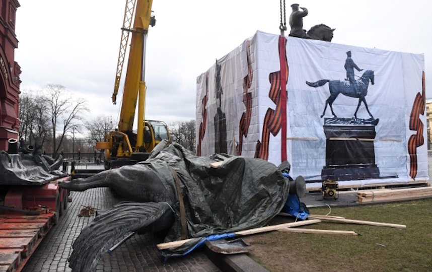 Новый памятник маршалу Жукову на Манежной площади. Фото РИА Новости