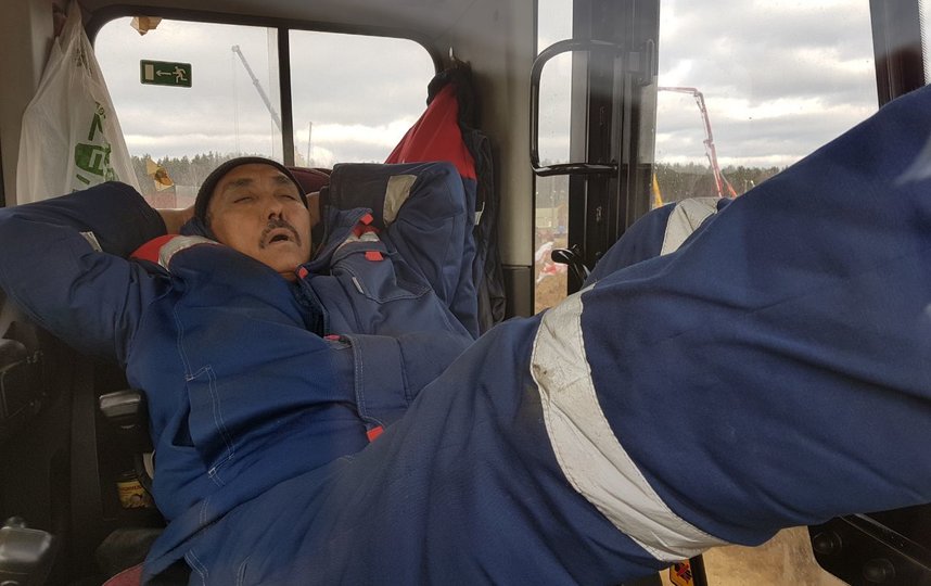 Экскаваторщик отдыхает после тяжёлой смены. Фото Василий Кузьмичёнок