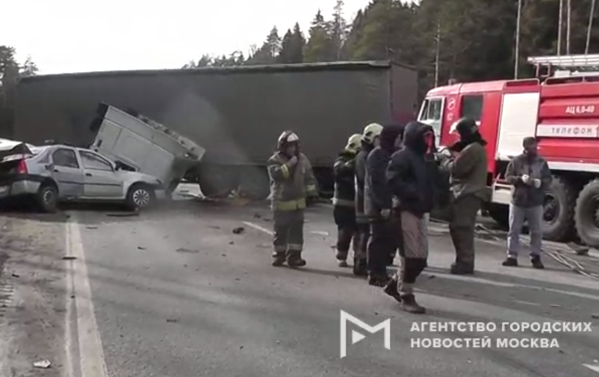В Московской области произошло смертельное ДТП с участием грузовика и двух легковых автомобилей. Фото АГН "Москва"