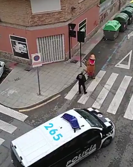 В Испании "тираннозавр" нарушил правила самоизоляции. Фото скриншот видео twitter Policia Local Murcia