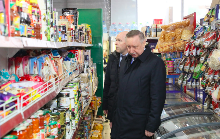 Александр Беглов осматривает наличие продуктов в магазине. Фото gov.spb.ru