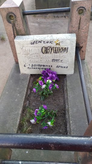 Некоторые обелиски вандалы покрыли краской, на остальных написали маркером другие имена и годы жизни. Фото pikabu.ru