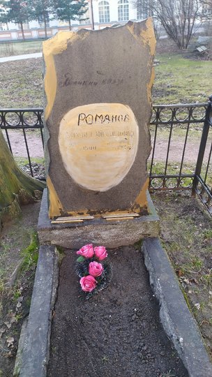 Некоторые обелиски вандалы покрыли краской, на остальных написали маркером другие имена и годы жизни. Фото pikabu.ru