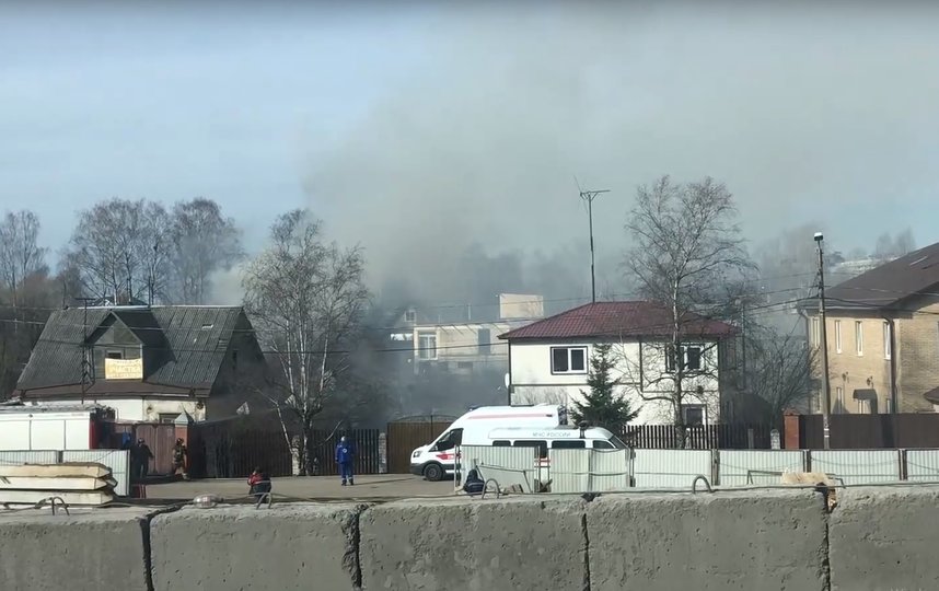 Пожар произошел недалеко от станции "Лигово". Фото vk.com/spb_today, vk.com
