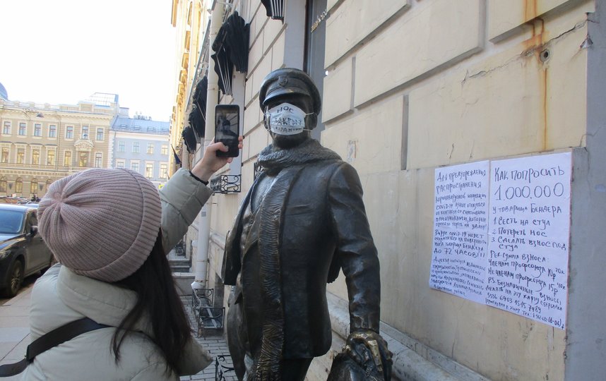 На нос памятника надели защитную маску. Фото Валентин Смирнов.
