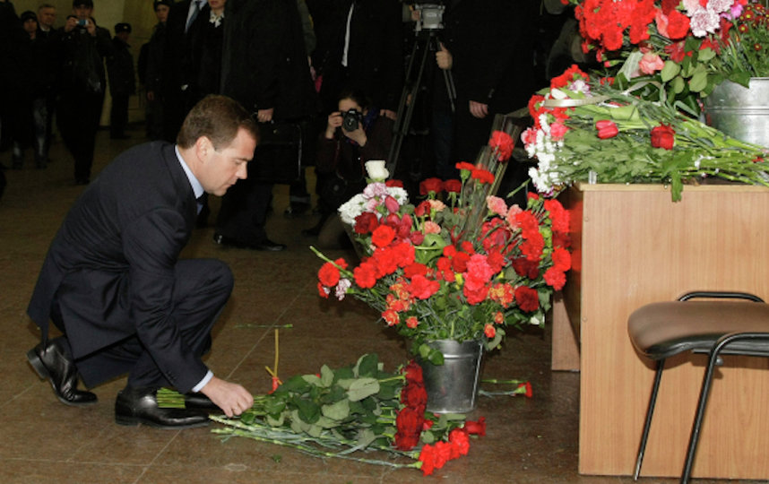 Дмитрий Медведев (в то время – президент России) пришёл возложить цветы на станцию "Лубянка". Фото РИА Новости