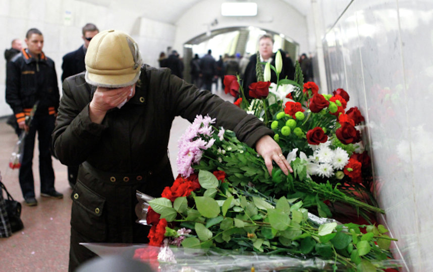 Люди в год трагедии носят на станции, где произошли взрывы в поездах, цветы. Эта фотография была сделана в 2011-м на станции "Лубянка". Фото РИА Новости