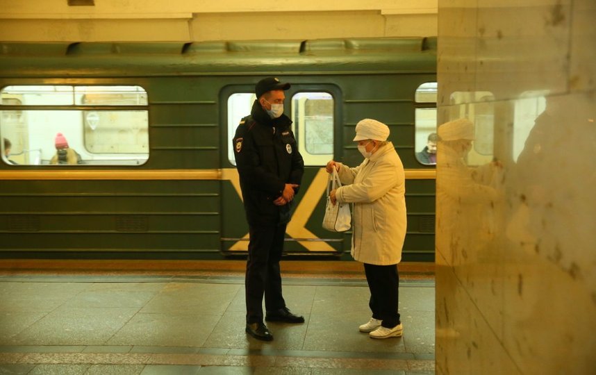 В метро у пожилых проверяют документы. Фото Василий Кузьмичёнок