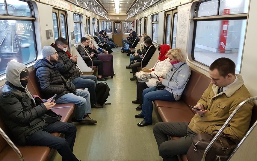 На радиальных ветках до кольцевой линии людей в поездах мало, а ближе к центру утром в вагонах почти уже не остаётся сидячих мест. Фото Василий Кузьмичёнок