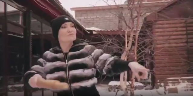 Елена Лаптандер снимается в клипе. Елена Лаптандер снимается в клипе.