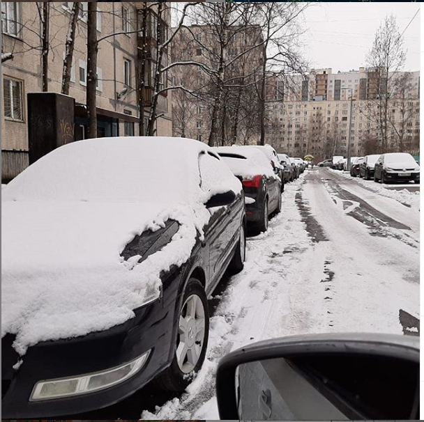 Горожане удивлены снегом 1 апреля. Фото https://www.instagram.com/p/B-bcGInlL2K/, "Metro"