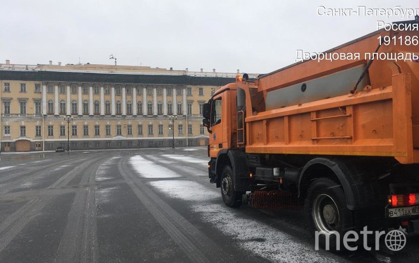 Уборка утреннего снега 1 апреля. Фото gov.spb.ru/gov/otrasl/blago, "Metro"