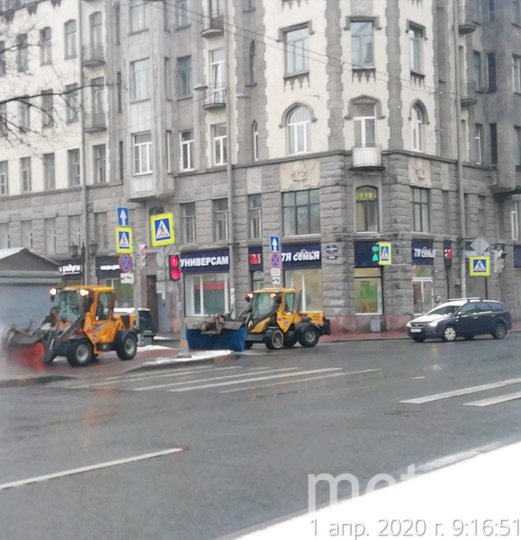 Уборка утреннего снега 1 апреля. Фото gov.spb.ru/gov/otrasl/blago, "Metro"