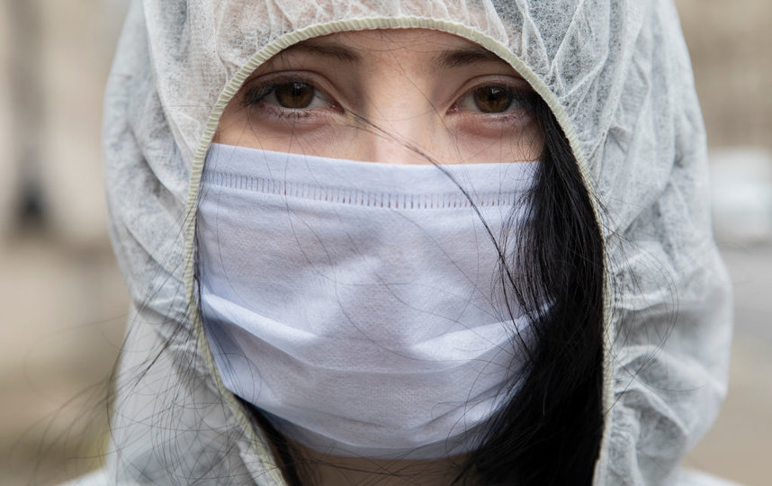 Вирус может жить на поверхности маски до 7 дней. Фото Getty