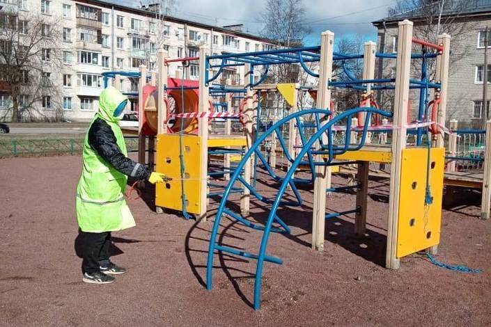 Санитарная обработка на детской площадке. Фото Новости Петродворцового района Санкт-Петербурга
